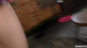 我不小心滑进了继妹的朋友，她有圆润的屁股，这个可爱的18岁少女在狗式中