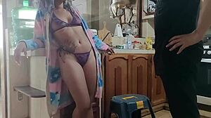 La nueva vecina del barrio me llamó para ayudarla y terminé follándola, le follo el culo como grita!