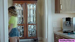 忍不住舔香奈儿紧屄瘦厚维克加入女同三人激烈指奸脸坐