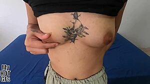 Hermosa flaquita María de cabello azul quiere experimentar y le baño la carita de semen