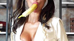 书呆子学生Monika Fox一边做作业一边大阴唇脱垂喷水免费