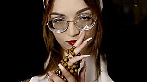 Freirinha Madalena 在穿孔乳头写真中美丽摆姿，带有异国巴西风情和怪物鸡巴元素