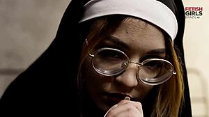 Freirinha Madalena 在穿孔乳头写真中美丽摆姿，带有异国巴西风情和怪物鸡巴元素