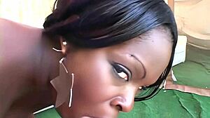 Coco Pink 在跨种族口交和肛交后渴望精液淋漓，巨鸡巴和高跟鞋