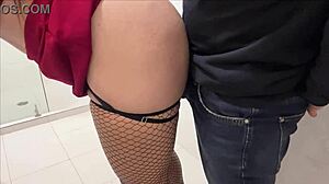 Sexo en el baño de la oficina con secretaria alta y culona termina en creampie cremoso.