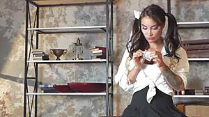 书呆子学生Monika Fox一边做作业一边大阴唇脱垂喷水免费