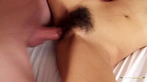 亚洲骚货，你能像这个专业选手一样吸舔和操吗？毛逼骑乘