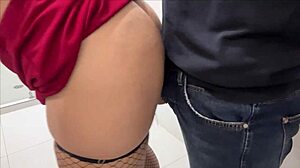 Sexo en el baño de la oficina con secretaria alta y culona termina en creampie cremoso.