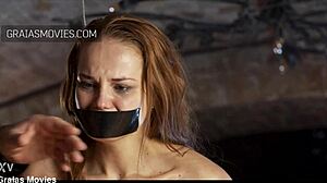 双手被绑，她被狠狠鞭打😱——痛得尖叫！