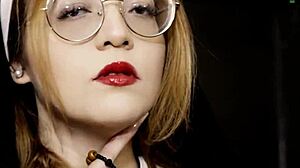 Freirinha Madalena 在穿孔乳头写真中美丽摆姿，带有异国巴西风情和怪物鸡巴元素