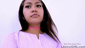 清新亚洲美女，你在沙发模特试镜中被猛烈操