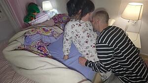 嘿，当我弯腰时，你潜入我的大阴唇进行激情骑乘，最后射在我嘴里感觉如何？