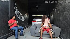 a namorada do meu amigo dança bem agarrada comigo ela percebe meu pau duro e fode comigo na frente do corno