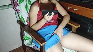 韩国女孩晚上看色情片，超级饥渴，开始自慰她湿润的小穴 😈🔥