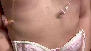 激烈肛门动作，网球女孩忍受肛塞和乳头训练，而排球女孩穿着制服戴尾巴肛塞