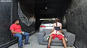 a namorada do meu amigo dança bem agarrada comigo ela percebe meu pau duro e fode comigo na frente do corno