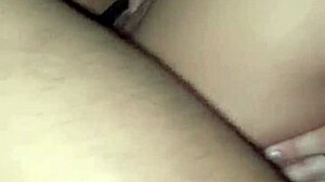 在这个自制视频中，Jhonzer0提供粗暴肛交，大声呻吟和内射结束