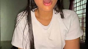 Hermosa colombiana follada en misionero hasta correrse a chorros