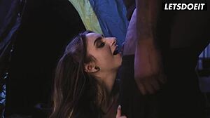 可爱蕾丝边女孩在帐篷里肛交BBC，同时色情室友钻洞