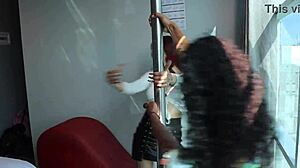 Trio lésbico entre dos amigas cachondas y un afortunado