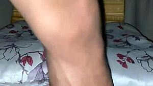 在这个自制视频中，Jhonzer0提供粗暴肛交，大声呻吟和内射结束