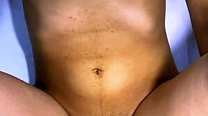 El infiel y la estudiante intercambiaron miradas furtivas en la sala de clases y terminaron besándose con hardcore creampie cheating