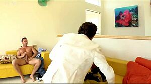 看 Eva Angelina 绝妙身体被精液覆盖！她深舔并骑乘在棕发三人组中。