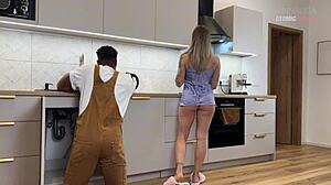 荡妇老婆深喉巨大黑人水管工鸡巴