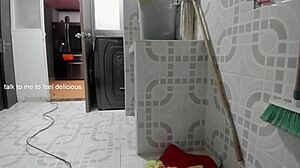 vanandjuani分享直播存档，大奶在户外公共摄像头独秀闪现