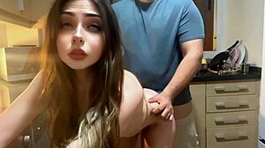 Mi padrastro me enseña cómo follan los hombres mayores en la cocina, con su polla enorme 😏