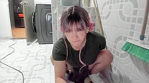 vanandjuani分享直播存档，大奶在户外公共摄像头独秀闪现