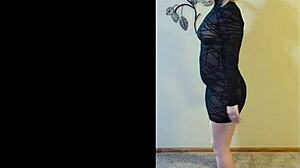 scarlettraven strips down slowly, showing off her milf body 😏