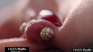 嘿，看VixenPlus上肯齐·安妮让艾弗里·克里斯蒂用玩具狂喷水和坐脸 😈💦