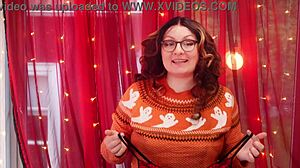 作为丰满熟女妻子，在自制试穿中试穿透明连衣裙和闪亮裤袜