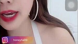 我看Bigo秀现场直播性感亚洲女孩展示巨大天然奶子