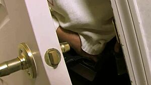 这个真实的日本女孩渴望热鸡巴内射她湿润的阴道，在传教士和女牛仔式中。