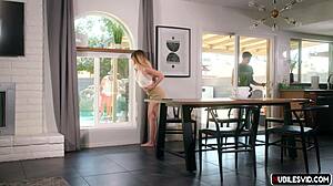 出轨继妹Maria Kazi被继兄和泳池工双插