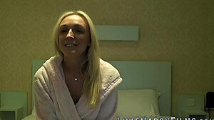 装扮英国金发美女，准备深吸那根巨大鸡巴吗？