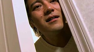 这个真实的日本女孩渴望热鸡巴内射她湿润的阴道，在传教士和女牛仔式中。