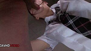 性感JAV明星Moe Sakura在校服中给予热情口交。