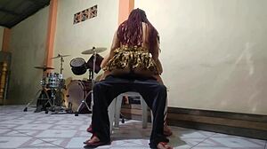 madrastra con trenzas seduce hijastro para follar montando polla inexperta