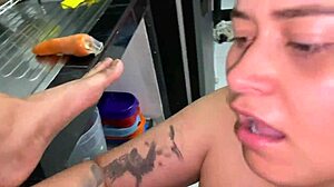 Melissa热辣妹射脸后用胡萝卜操骚小姨子逼