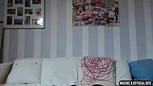 Maxine X大胆肛交假阳具猛捅屁眼