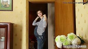 怀孕九个月的俄罗斯少女户外长走让我筋疲力尽！