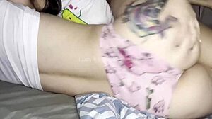 Lesbianas En Una Pijamada Terminan Follando Con Strapon Anal Y Cunilingus En Coños Peludos