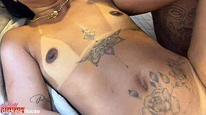 Flagrada assistindo vídeo pornô, ela deu a buceta para os amigos do namorado corno – shaved brunette fucking blowjob amateurs Latina!