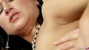 苗条女孩天然下垂奶子被大鸡巴粗暴肏紧屁股，屁眼上射精