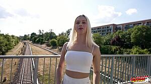 大阴蒂金发美女Vivian Lola的第一次肛交，在德国侦察员搭讪试镜！