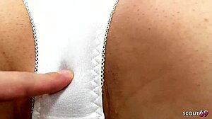 亚洲熟女老师勾引年轻帅哥教室猛操