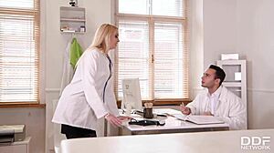 巨乳英国护士Amber Jayne骚屄塞满医生大屌！